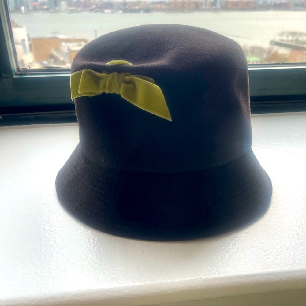 TRACY WATTS Grey Felt Bucket Hat with Light Green Bow NEW